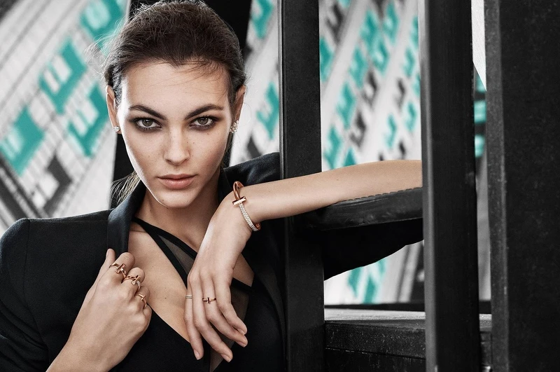 由超模Vittoria Ceretti演繹的全新Tiffany T1系列。