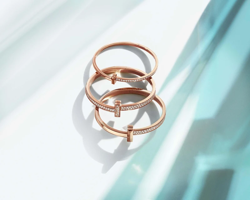 (上至下) Tiffany T1 18K玫瑰金窄版鑲鑽手環、18K玫瑰金寬版整圈鋪鑲鑽石手環、18K玫瑰金寬版鋪鑲鑽石手環。