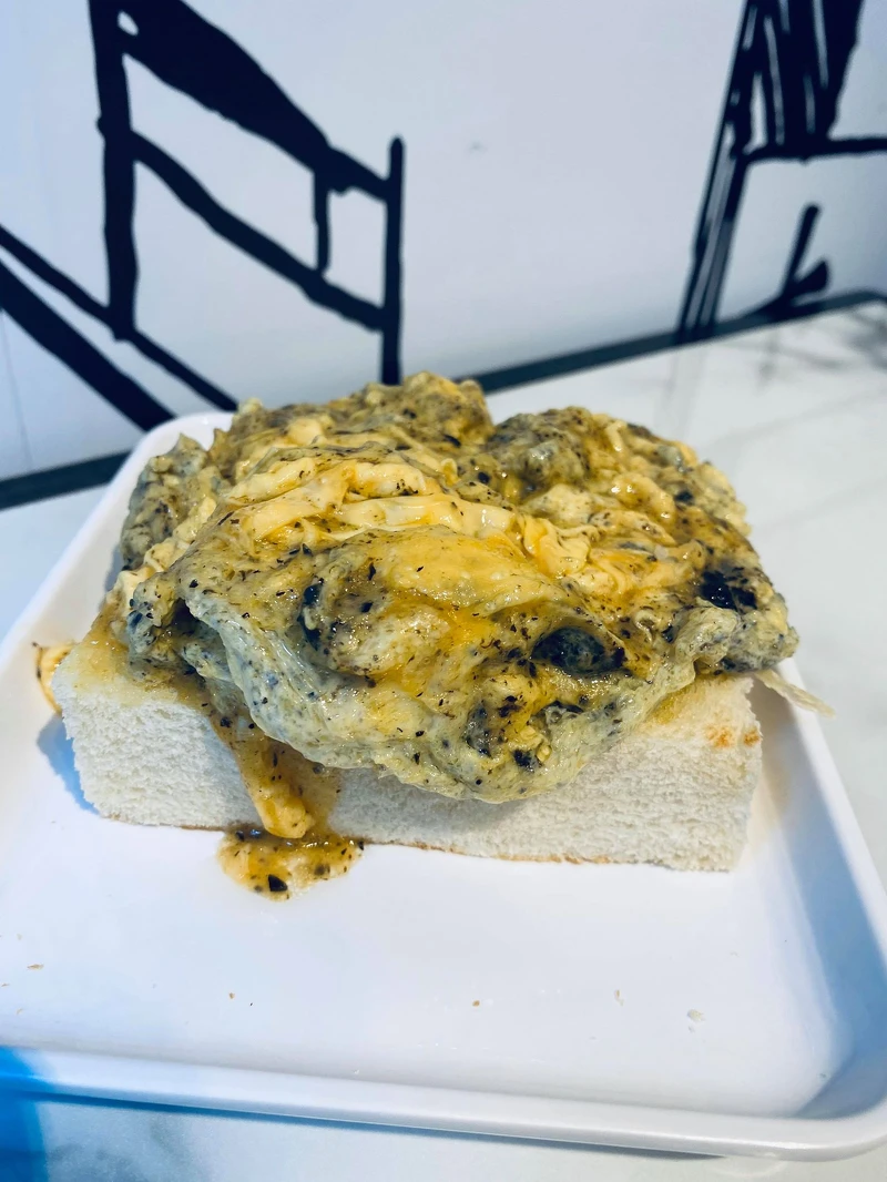 黑金炒蛋多士 $108 黑金炒蛋多士 $108