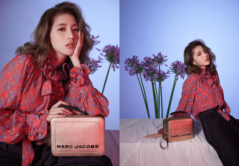 印花襯衫、高腰闊腿丹寧褲、貴氣金The Box餐盒包,all by Marc Jacobs。 印花襯衫、高腰闊腿丹寧褲、貴氣金The Box餐盒包,all by Marc Jacobs。