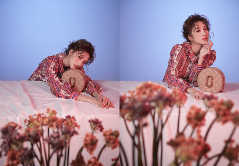 佩斯利印花洋裝、耀眼金The Status復古格紋小圓包,all by Marc Jacobs。 佩斯利印花洋裝、耀眼金The Status復古格紋小圓包,all by Marc Jacobs。