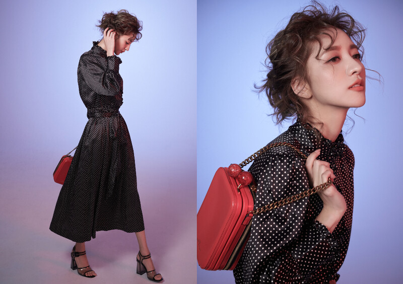 黑白圓點緞面洋裝、紅色The Vanity 復古珠釦包,all by Marc Jacobs。 黑白圓點緞面洋裝、紅色The Vanity 復古珠釦包,all by Marc Jacobs。