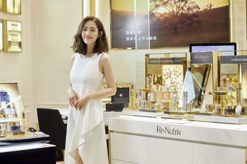 王棠云大推詩蘭黛頂級20分鐘白月光縮時速效SPA,作完膚況好到整個人散發白月光! 王棠云大推詩蘭黛頂級20分鐘白月光縮時速效SPA,作完膚況好到整個人散發白月光!