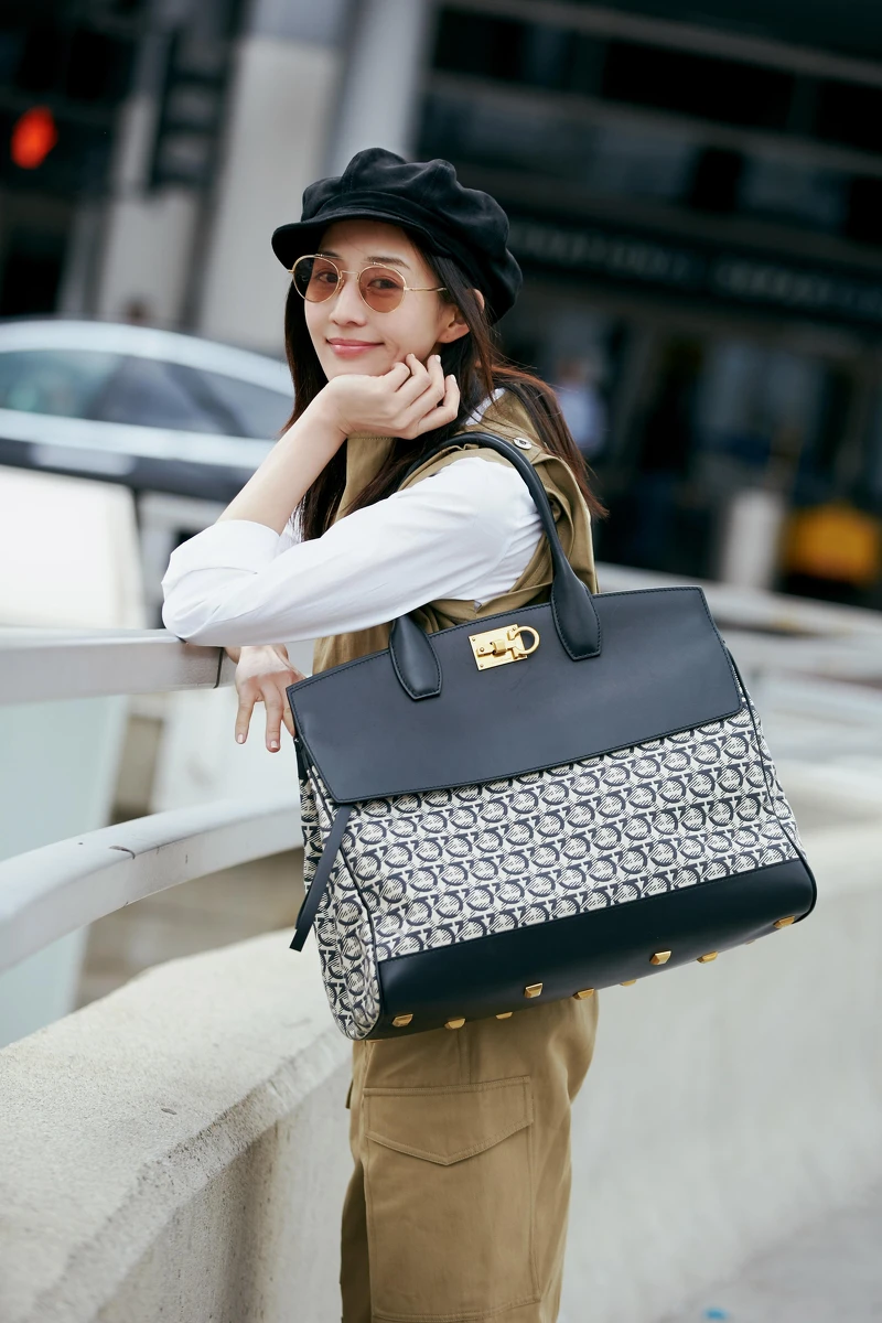 張鈞甯過去揹上 Ferragamo Studio 系列老花包款，速速在櫃上造成搶購效應