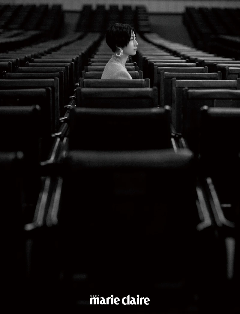 珍珠圓形耳環、粉色斜紋軟昵外套,both by Chanel。 珍珠圓形耳環、粉色斜紋軟昵外套,both by Chanel。