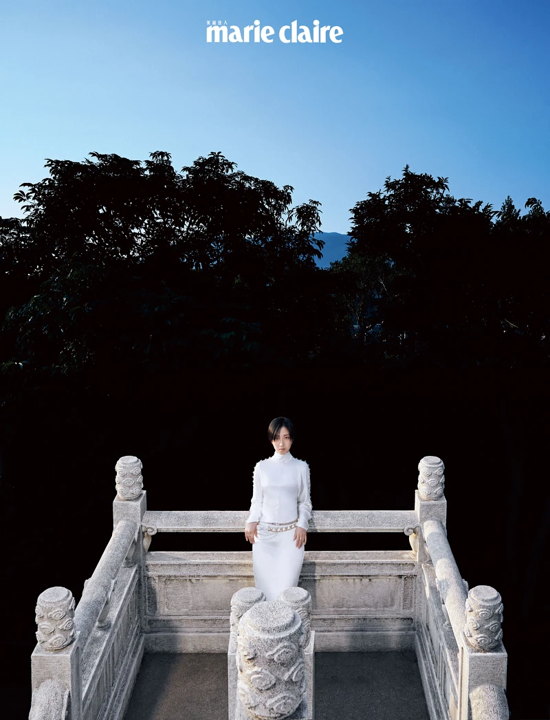 肩飾絲質長洋裝、金屬拼接珍珠腰鍊、皮革珍珠皮帶、Coco Crush 高級珠寶系列,all by Chanel。 肩飾絲質長洋裝、金屬拼接珍珠腰鍊、皮革珍珠皮帶、Coco Crush 高級珠寶系列,all by Chanel。