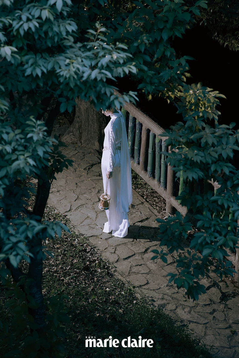 肩飾絲質長洋裝、Coco Crush 高級珠寶系列、鳥籠造型鍊包,all by Chanel。 肩飾絲質長洋裝、Coco Crush 高級珠寶系列、鳥籠造型鍊包,all by Chanel。