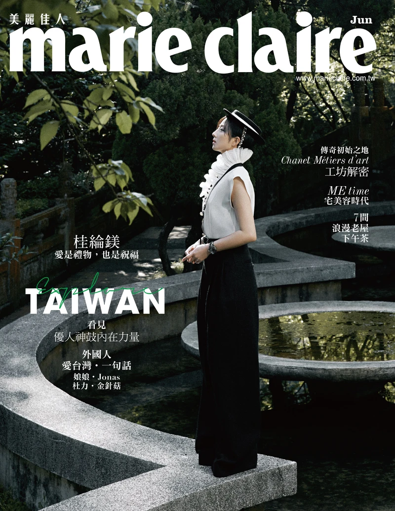 羊毛珍珠裝飾圓帽、雪紡褶飾襯衫、皮革珍珠皮帶、羊毛長褲、 Coco Crush 高級珠寶系列、J12腕錶,all by Chanel。 羊毛珍珠裝飾圓帽、雪紡褶飾襯衫、皮革珍珠皮帶、羊毛長褲、 Coco Crush 高級珠寶系列、J12腕錶,all by Chanel。