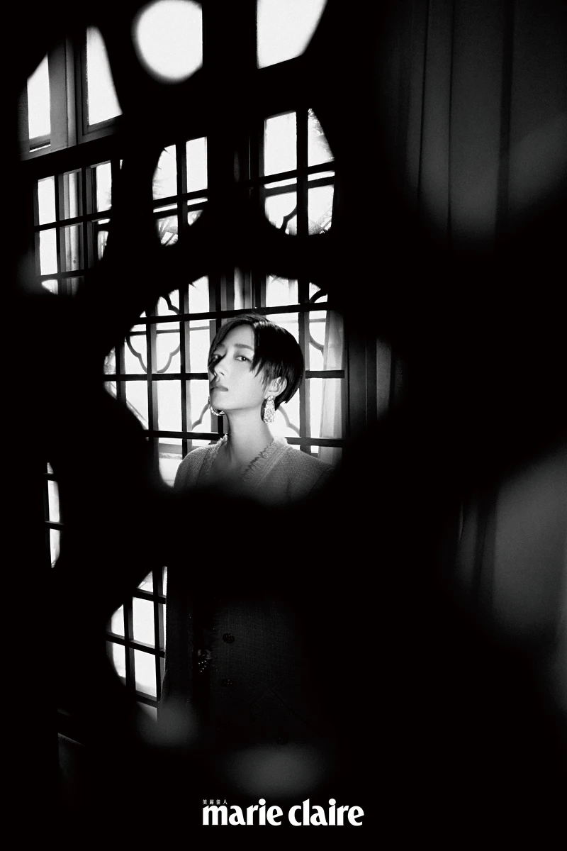 珍珠圓形耳環、粉色斜紋軟昵外套,both by Chanel。 珍珠圓形耳環、粉色斜紋軟昵外套,both by Chanel。