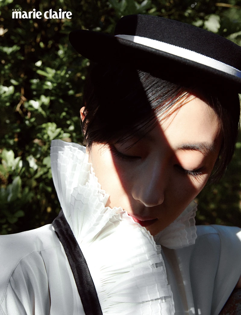 羊毛珍珠裝飾圓帽、雪紡褶飾襯衫,both by Chanel。 羊毛珍珠裝飾圓帽、雪紡褶飾襯衫,both by Chanel。