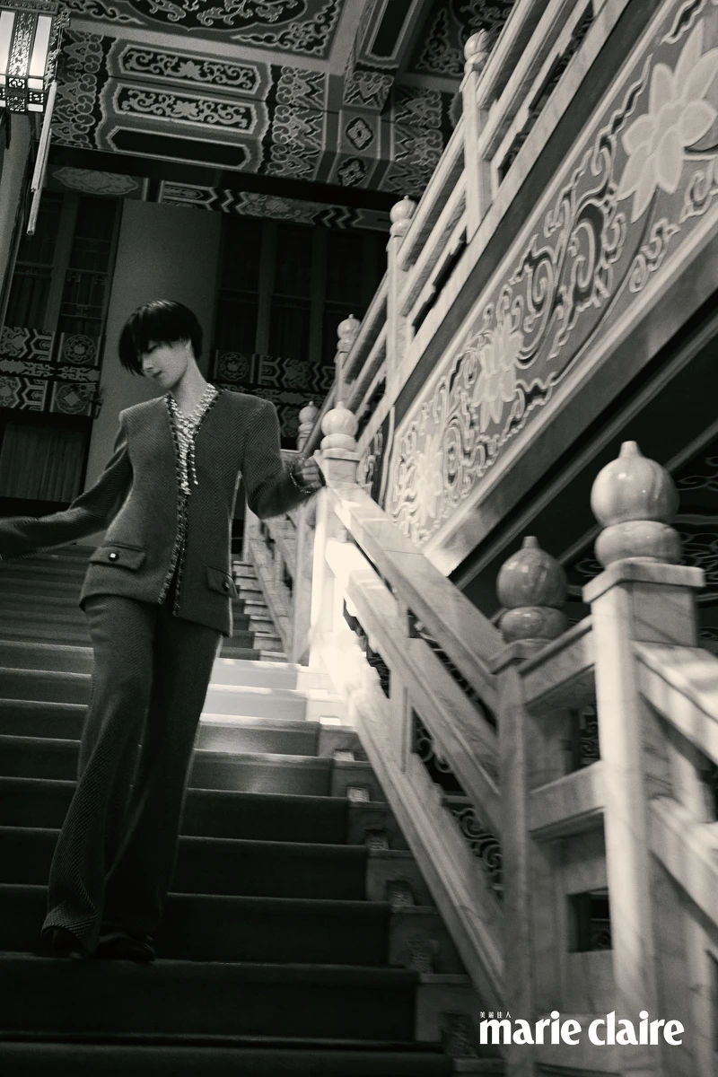 珍珠長串鍊、赤朱色斜紋軟昵外套、赤朱色斜紋軟昵長褲、包頭高跟鞋,all by Chanel。 珍珠長串鍊、赤朱色斜紋軟昵外套、赤朱色斜紋軟昵長褲、包頭高跟鞋,all by Chanel。