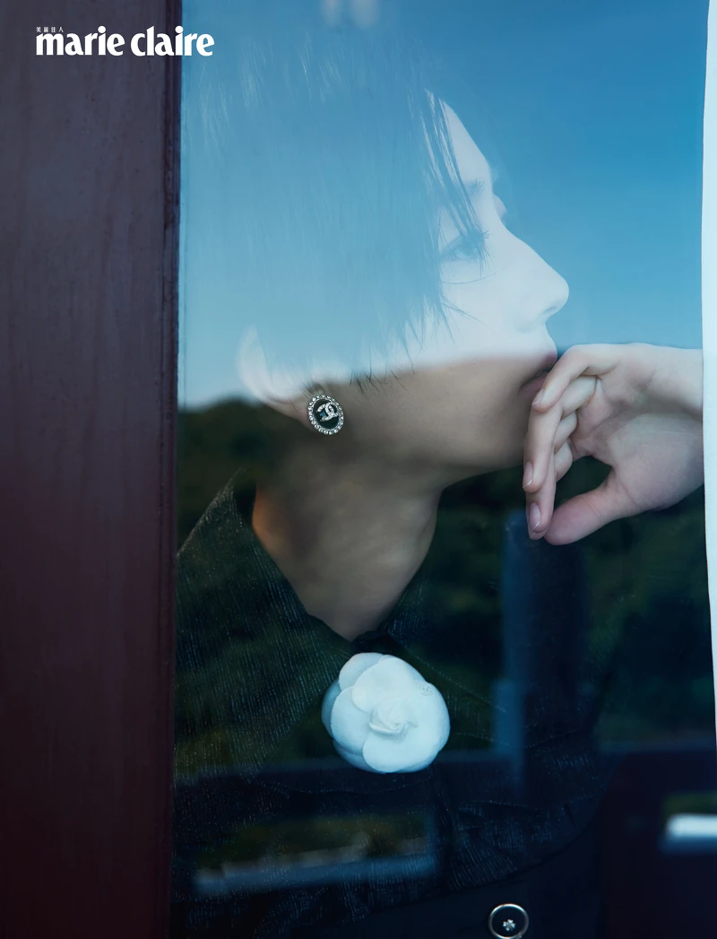 雙C水鑽耳飾、荷葉襯衫、山茶花胸針、平口雙排釦洋裝,all by Chanel。 雙C水鑽耳飾、荷葉襯衫、山茶花胸針、平口雙排釦洋裝,all by Chanel。