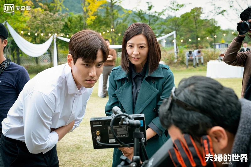 《夫婦的世界》金喜愛、朴海俊 《夫婦的世界》金喜愛、朴海俊