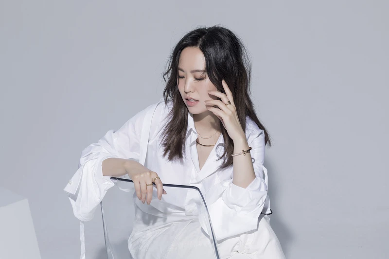 18K玫瑰金窄版戒指、18K玫瑰金窄版鑲鑽戒指、18K玫瑰金寬版鋪鑲鑽石手環，All by Tiffany T1系列；True 18K金寬版戒指、True 18K金窄版戒指、Smile 18K金鑲鑽鏈墜、Smile 18K金鏈墜，All by Tiffany T系列；白襯衫，Vivienne Westwood