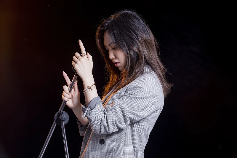 18K玫瑰金寬版戒指、18K玫瑰金寬版鋪鑲鑽石戒指、18K玫瑰金窄版鑲鑽戒指、18K玫瑰金寬版鋪鑲鑽石手環，All by Tiffany T1系列；藍色蕾絲印花洋裝、灰色格紋西裝外套、黑色短靴，All by AllSaints。