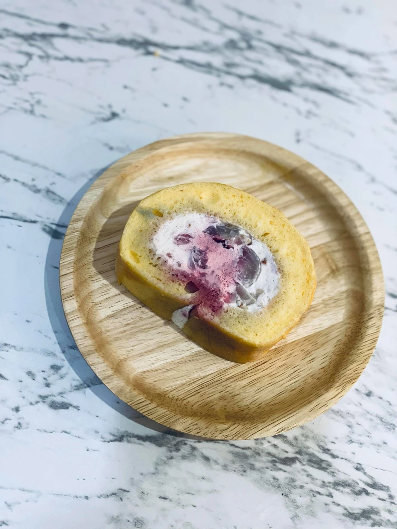 玉荷包荔枝捲:單片NT$160/ 整條NT$960 (配合水果產季,售完為止) 玉荷包荔枝捲:單片NT$160/ 整條NT$960 (配合水果產季,售完為止)