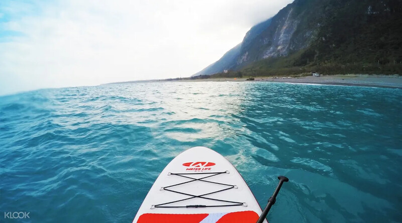 在花蓮清水斷崖一邊划槳,一邊享受美景。Source: KLOOK 在花蓮清水斷崖一邊划槳,一邊享受美景。Source: KLOOK