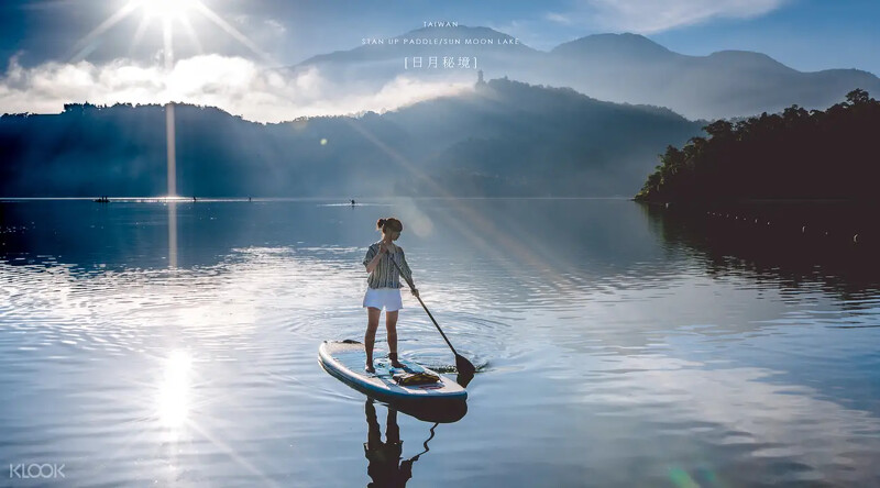 南投日月潭SUP立式划槳體驗可將美不勝收的湖光景色一覽無遺。Source: KLOOK 南投日月潭SUP立式划槳體驗可將美不勝收的湖光景色一覽無遺。Source: KLOOK