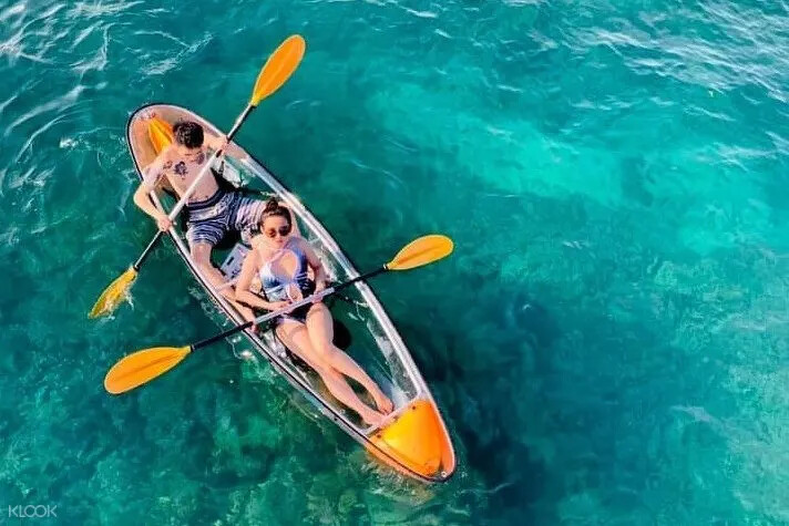 前進美麗的澎湖珊瑚礁沙灘,體驗透明獨木舟。Source: KLOOK 前進美麗的澎湖珊瑚礁沙灘,體驗透明獨木舟。Source: KLOOK