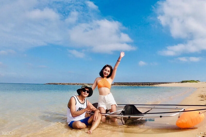 到澎湖隘門沙灘體驗透明獨木舟,輕鬆感受漂浮在水上的感覺。Source: KLOOK 到澎湖隘門沙灘體驗透明獨木舟,輕鬆感受漂浮在水上的感覺。Source: KLOOK