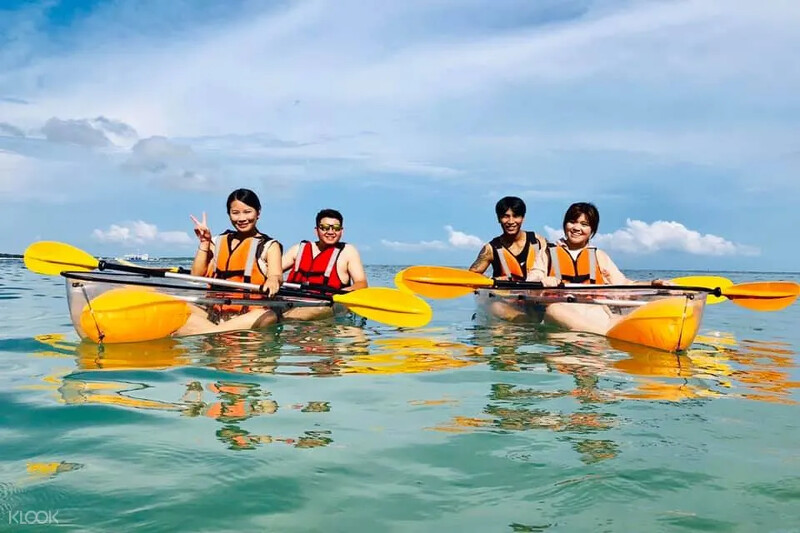 與親朋好友共乘透明獨木舟,輕鬆欣賞水下美景。Source: KLOOK 與親朋好友共乘透明獨木舟,輕鬆欣賞水下美景。Source: KLOOK
