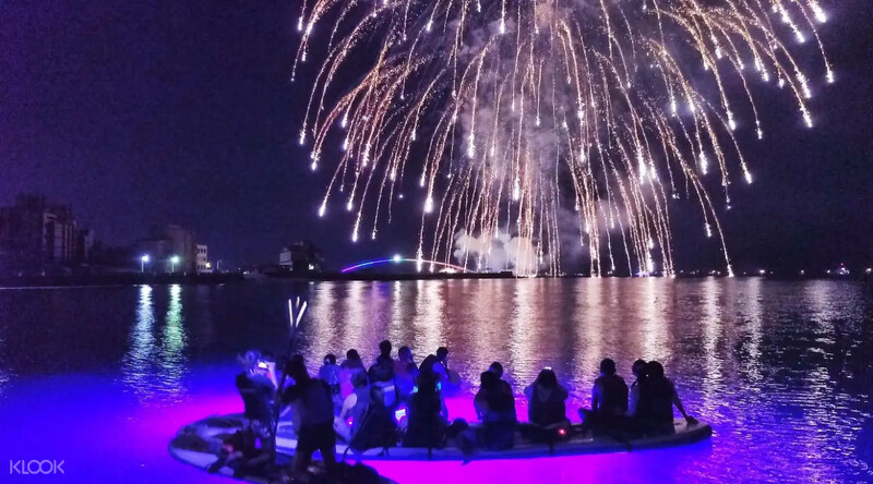 在澎湖乘著SUP在海面上欣賞黑夜中綻放的燦爛花火。Source: KLOOK 在澎湖乘著SUP在海面上欣賞黑夜中綻放的燦爛花火。Source: KLOOK