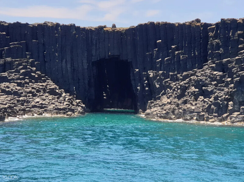 親臨澎湖藍洞,體驗大自然精心雕琢的藍色仙境。Source: KLOOK 親臨澎湖藍洞,體驗大自然精心雕琢的藍色仙境。Source: KLOOK