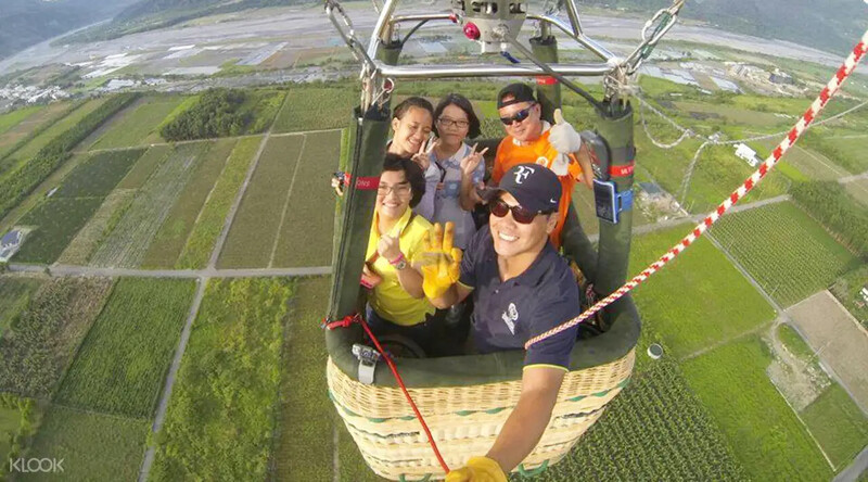 乘著熱氣球到天空中遊覽,悠哉地欣賞東台灣讓人嘆為觀止的美景。Source: KLOOK 乘著熱氣球到天空中遊覽,悠哉地欣賞東台灣讓人嘆為觀止的美景。Source: KLOOK
