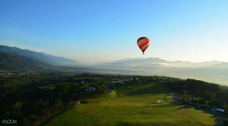 前往台東鹿野乘坐熱氣球,體驗空中漂浮之旅。Source: KLOOK 前往台東鹿野乘坐熱氣球,體驗空中漂浮之旅。Source: KLOOK