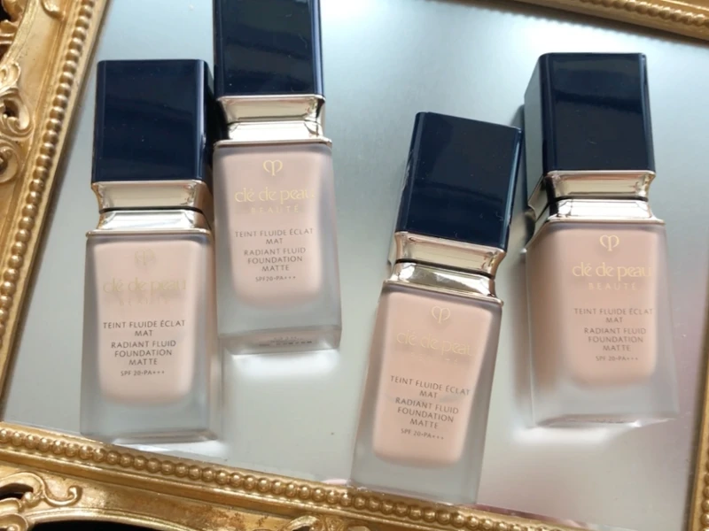 肌膚之鑰2020年新底妝「恆霧光潤粉凝露」。