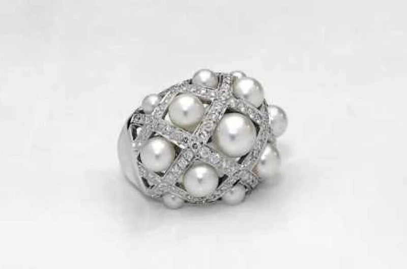 1993年，Chanel 以珍珠結合菱格圖騰戒台