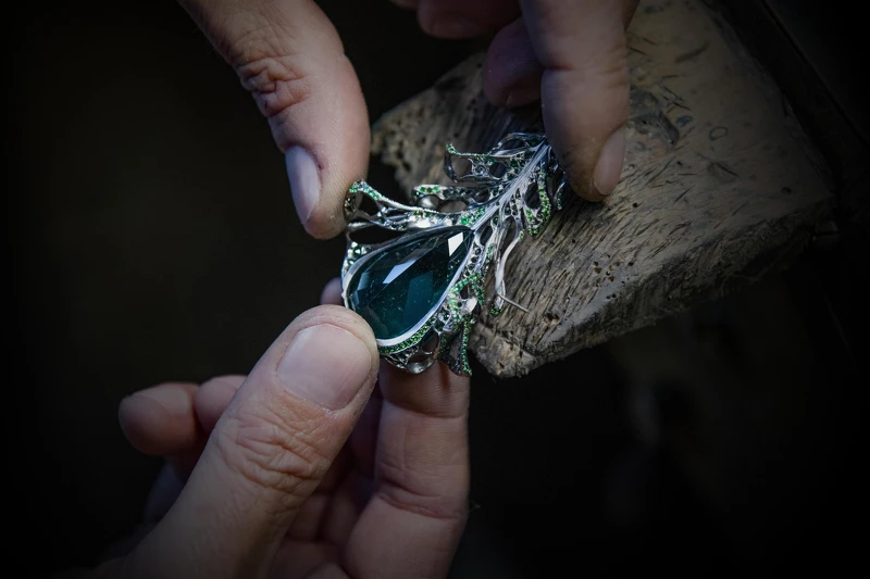 2020 Black Label Masterpiece 大師系列 III 無懼的羽毛,耳環作品的寶石鑲嵌工藝 2020 Black Label Masterpiece 大師系列 III 無懼的羽毛,耳環作品的寶石鑲嵌工藝