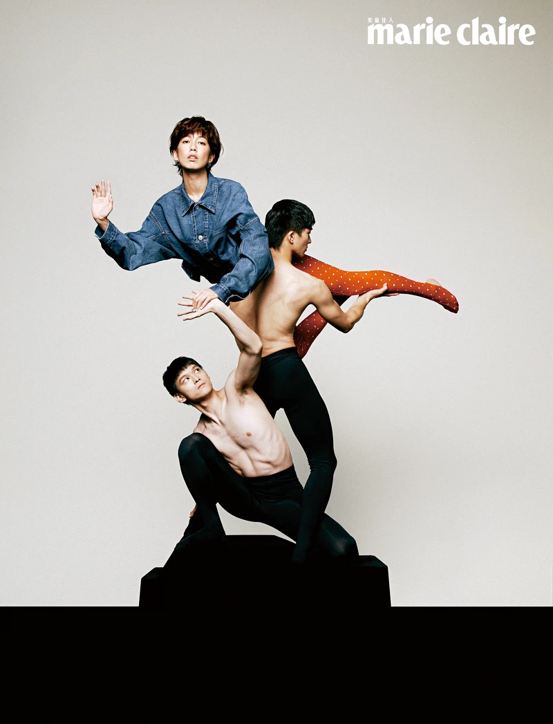 3. 圓形耳飾、丹寧外套、圓點連趾緊身襪，all by Balenciaga。