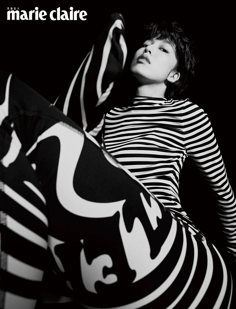 2. 黑白條紋緊身上衣，Burberry；雙色印花緊身襪，8 Moncler Richard Quinn。