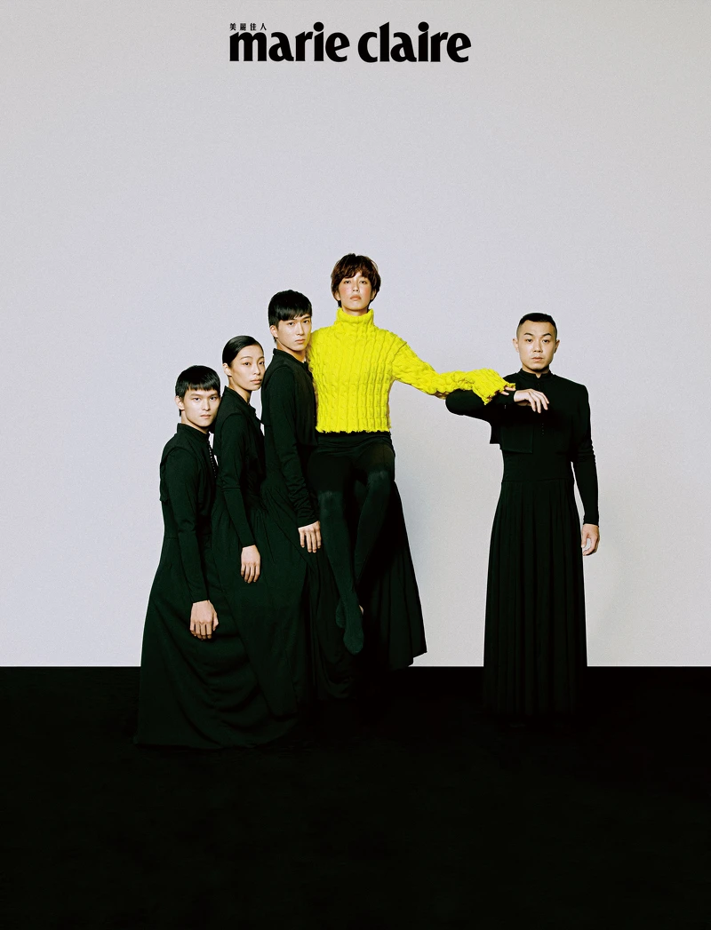 4. 艷黃粗針織上衣、墨黑色連趾緊身襪，both by Balenciaga。