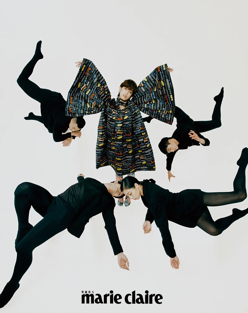 5. 圓形耳飾、印花鐘型洋裝、印花連趾緊身襪，all by Balenciaga。