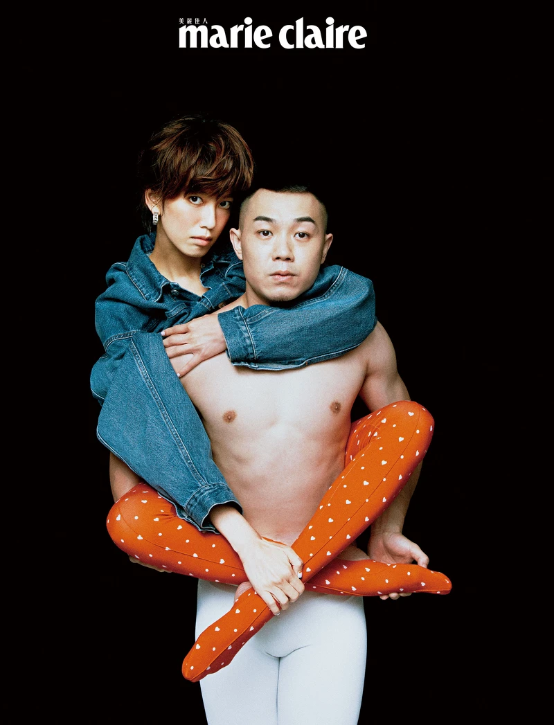 3. 圓形耳飾、丹寧外套、圓點連趾緊身襪，all by Balenciaga。