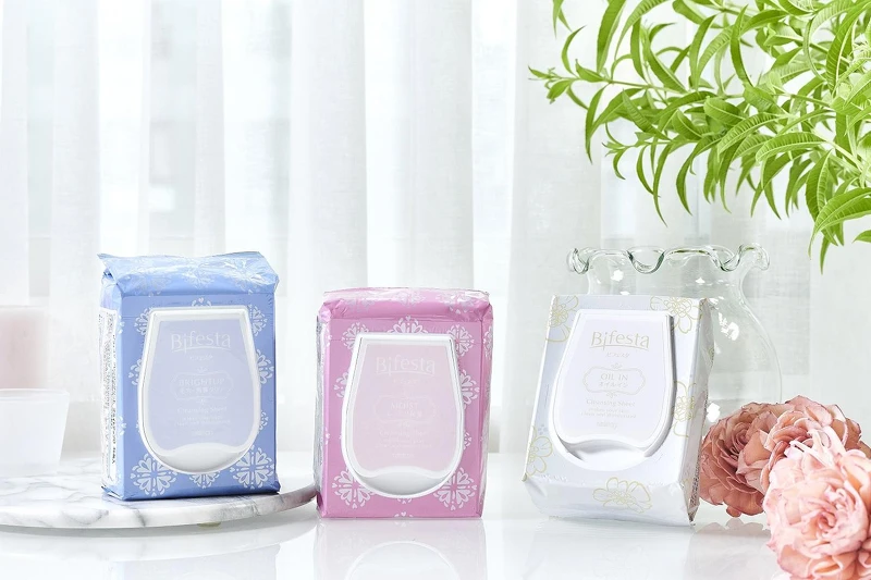 《Bifesta碧菲絲特即淨卸妝棉》共3款，由左至由：毛孔即淨卸妝棉、水嫩即淨卸妝棉、濃妝即淨卸妝棉，建議售價NT220元，優惠價NT199元