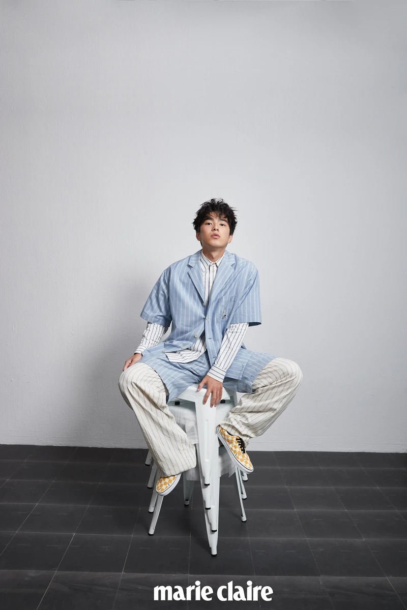 天藍短袖襯衫、天藍棉質短褲、象牙白長袖襯衫、象牙白長褲，all by Gucci；黃色棋盤格板鞋，Vans。