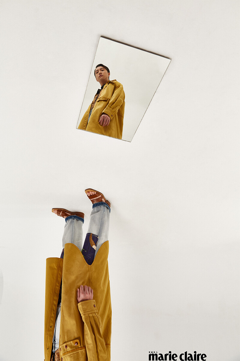 雙色拼接印花襯衫,Coach;拼接布花丹寧褲,Loewe;駝色連帽外套、皮革涼鞋,both by Fendi。 雙色拼接印花襯衫,Coach;拼接布花丹寧褲,Loewe;駝色連帽外套、皮革涼鞋,both by Fendi。