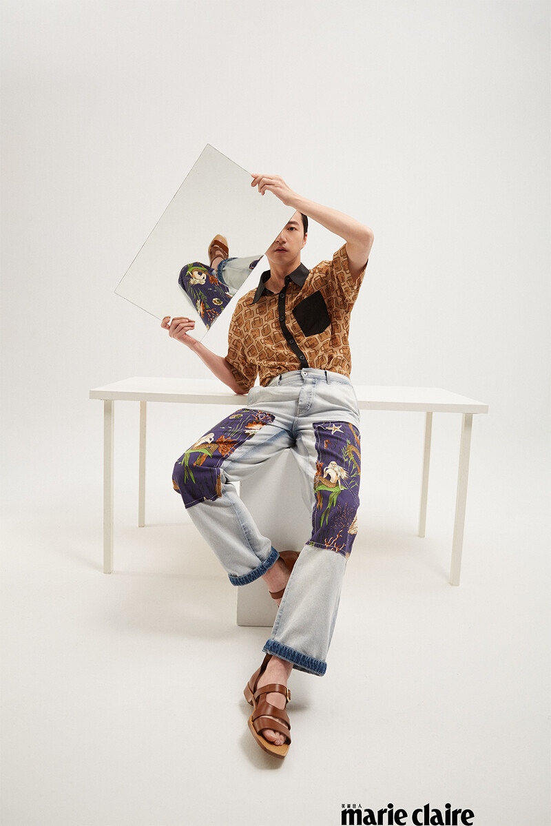 雙色拼接印花襯衫,Coach;拼接布花丹寧褲,Loewe;皮革涼鞋,Fendi。 雙色拼接印花襯衫,Coach;拼接布花丹寧褲,Loewe;皮革涼鞋,Fendi。