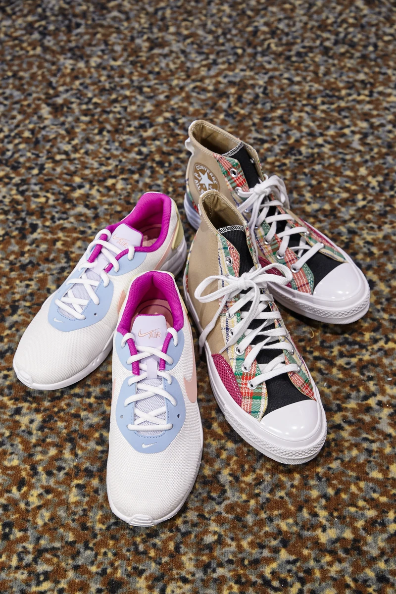 左【NIKE指定系列任選2雙】 三倍卷專屬價NT3,000、原價NT5,400(台北信義新天地) ，右converse Converse Mix & Match x Chuck 70 推薦價2,980