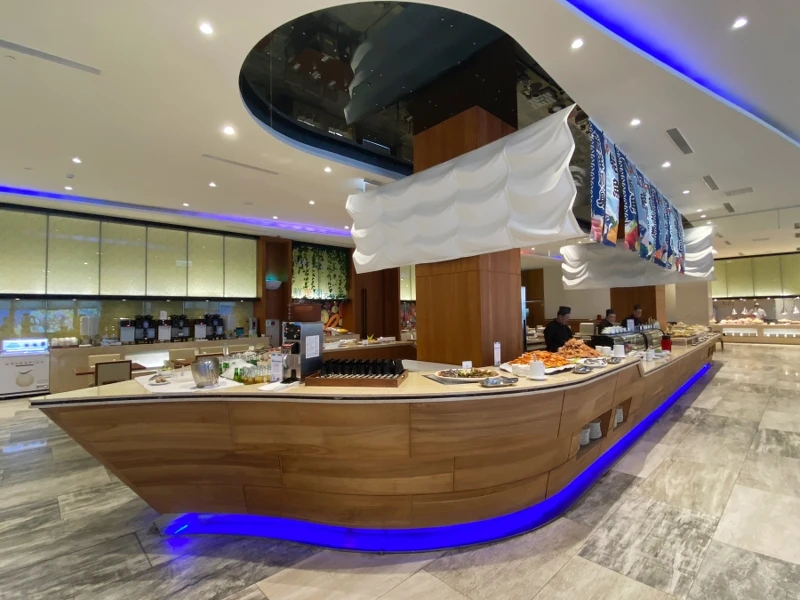 「宜客樂自助餐」餐檯是用一艘大船為外型，流露港都意象