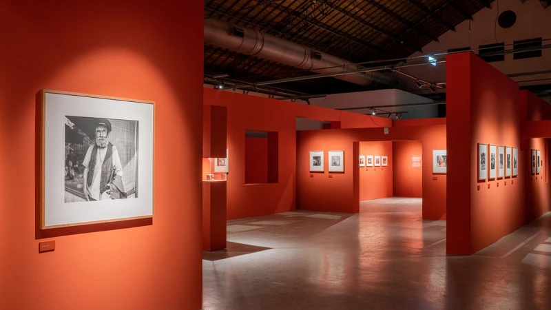 《V.M. 薇薇安・邁爾攝影展》展場採開放空間,以街道作為設計概念並採用溫暖的角色,讓觀眾能夠自由穿梭其中。 《V.M. 薇薇安・邁爾攝影展》展場採開放空間,以街道作為設計概念並採用溫暖的角色,讓觀眾能夠自由穿梭其中。