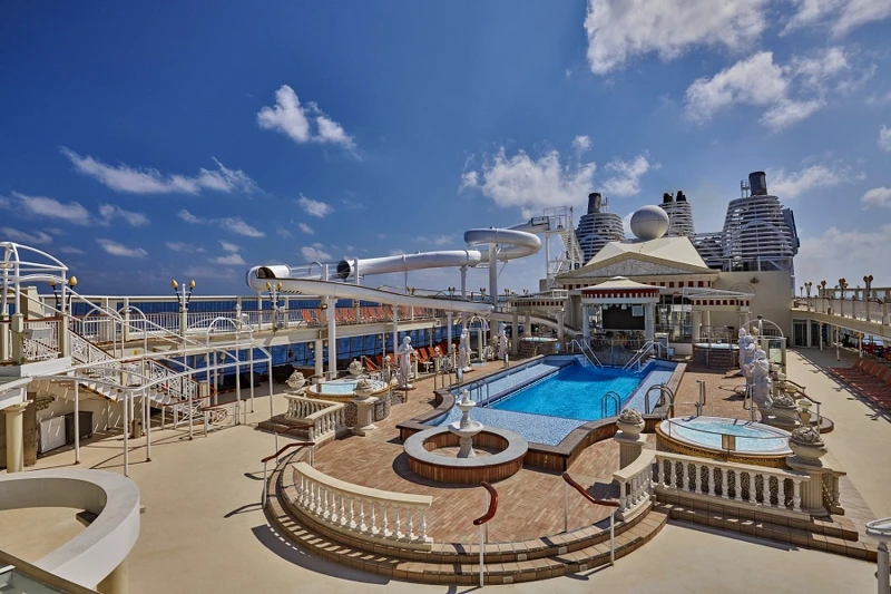 「The Palace皇宮」套房專屬泳池甲板