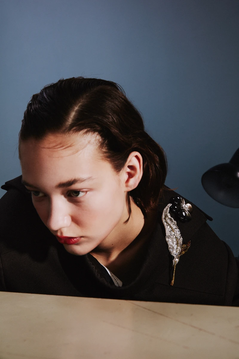 黑色珍珠母貝胸針,Van Cleef & Arpels;葉片造型胸針,Cindy Chao。黑色西裝外套,Bottega Veneta。 黑色珍珠母貝胸針,Van Cleef & Arpels;葉片造型胸針,Cindy Chao。黑色西裝外套,Bottega Veneta。