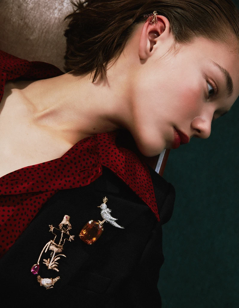 蜻蜓造型胸針(可另用作針式耳環配戴)、稻草人造型胸針,both by Chaumet;石上鳥胸針,Tiffany & Co.。襯衫與西裝外套,both by Saint Laurent。 蜻蜓造型胸針(可另用作針式耳環配戴)、稻草人造型胸針,both by Chaumet;石上鳥胸針,Tiffany & Co.。襯衫與西裝外套,both by Saint Laurent。
