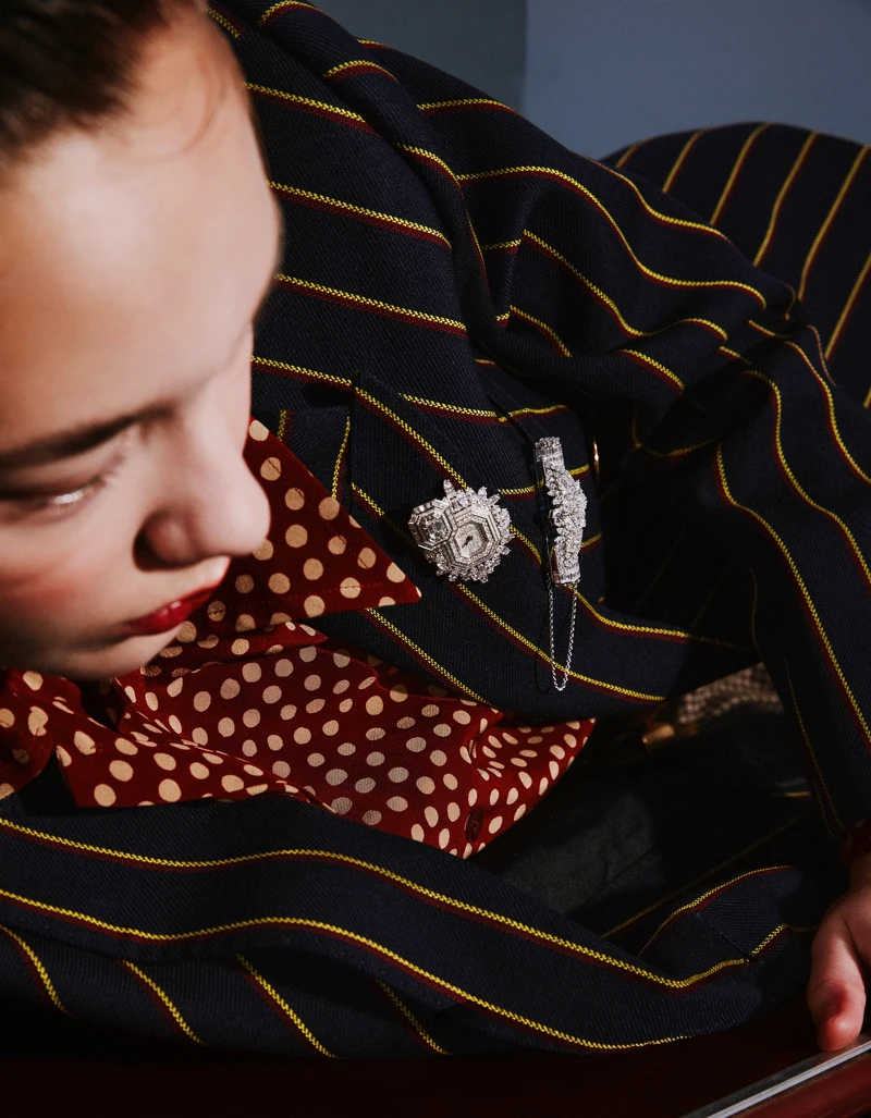 鑽石墜飾胸針、鑽石神秘錶胸針,both by Harry Winston。襯衫與西裝外套,both by Saint Laurent。 鑽石墜飾胸針、鑽石神秘錶胸針,both by Harry Winston。襯衫與西裝外套,both by Saint Laurent。