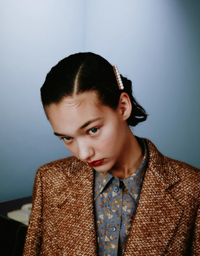 珍珠胸針(用作頭飾配戴),Tasaki。襯衫與毛呢大衣,both by Chloé。 珍珠胸針(用作頭飾配戴),Tasaki。襯衫與毛呢大衣,both by Chloé。