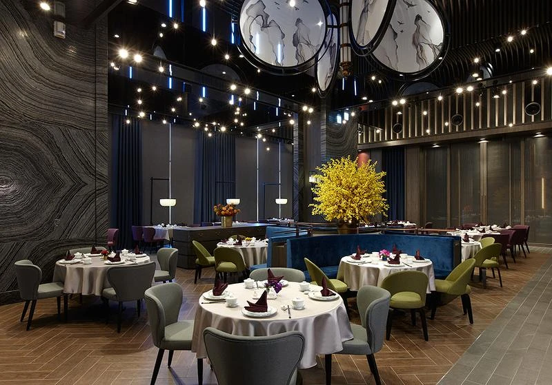 2樓的中式餐廳「逸薈軒」，擁有挑高10米空間設計、低調奢華風格